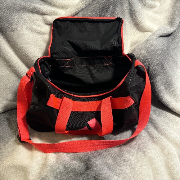 Adidas Duffle/Gym Bag - Picture 7 of 8